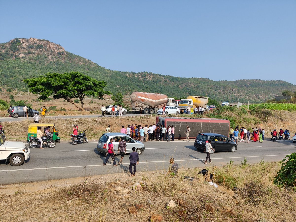 anandan_voyager's tweet photo. A Karnataka government bus accident upside down in makalidurga due to overtake & rash driving...
Thank God
No damages for any peoples
#Makalidurga #Bengaluru #bangalore #KarnatakaElection2023 #Karnataka https://t.co/CiRkKCc7qM