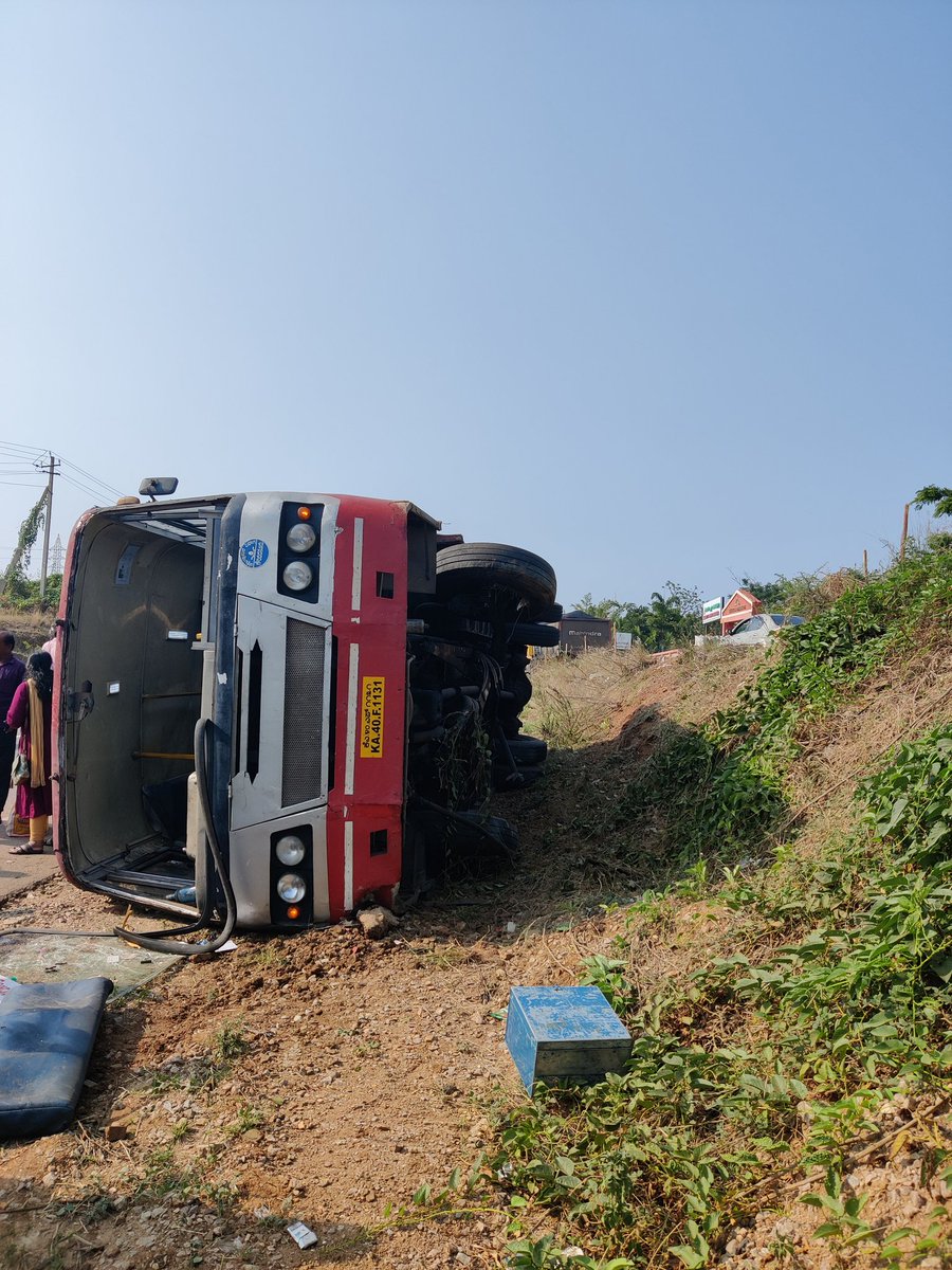 anandan_voyager's tweet photo. A Karnataka government bus accident upside down in makalidurga due to overtake & rash driving...
Thank God
No damages for any peoples
#Makalidurga #Bengaluru #bangalore #KarnatakaElection2023 #Karnataka https://t.co/CiRkKCc7qM