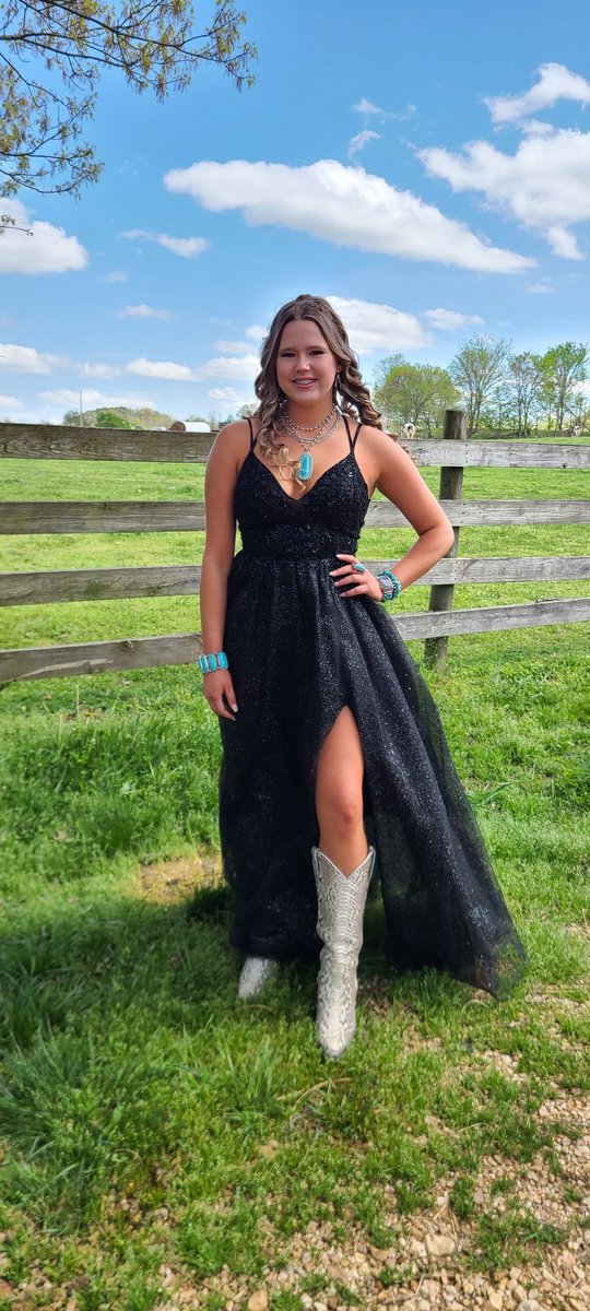 MaryKayWilson4's tweet photo. 2023 Senior Prom! Can't believe we are to this time of year. 💛 Love you Brookie! https://t.co/vdS5P4c27I