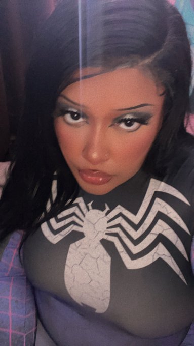 spiderman? spider-gwen? no, gwenom, soon available on my @ManyVids 👀   &bull; cosplay manyvids mv camgirl