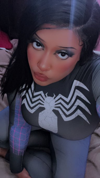 spiderman? spider-gwen? no, gwenom, soon available on my @ManyVids 👀   &bull; cosplay manyvids mv camgirl