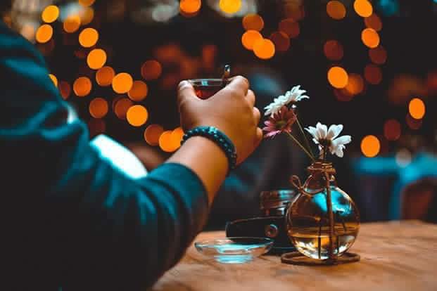 أحياناً العتاب لايكون على هيئة كلام، هُناك عتاب في نظرة عين، هُناك عتاب بين أسطر، هُناك عتاب في صمت يفوق كل الكلام.🍂🌼