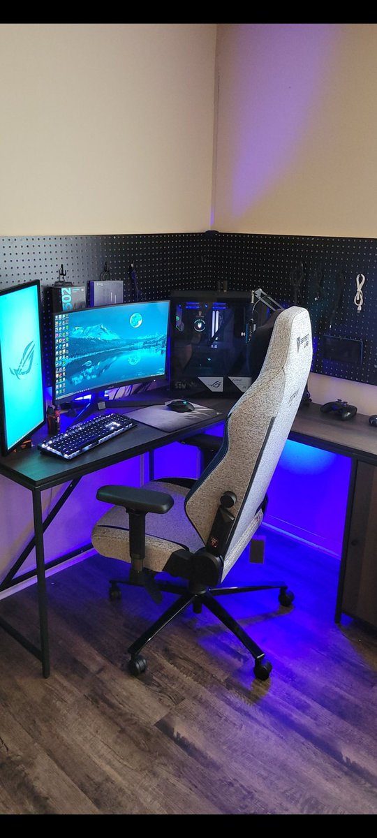 13Sims13's tweet photo. Going to be going live tomorrow on twitch! Here is a shot of my pc setup! Go follow https://t.co/9mXV2iu2IL so you don’t miss out on the up coming raffles and a chance to win a gaming pc! Let’s show off everyone’s pc setup down below in the comments!
#gaming #pcsetup #twitch https://t.co/cBwgjgfTjJ