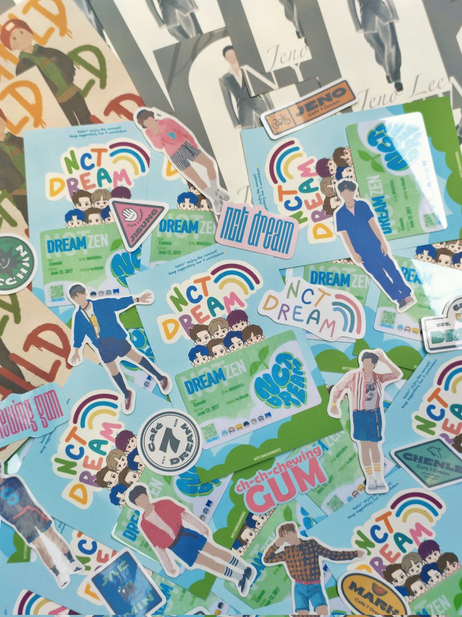 NCT20RESONANCE's tweet photo. oh i'm so happy i didn't expect it to be this pretty 😭 the quality of these waterproof nctzen cards for dreamies 💚💙 i'll give Jeno &amp; Mark fanart postcards + random 7dream stickers with it~

please get &amp; take care of them 🥺

#THEDREAMSHOW2_in_MANILA #TDS2inMNL #NCTDREAM https://t.co/Uwj3MahwUg