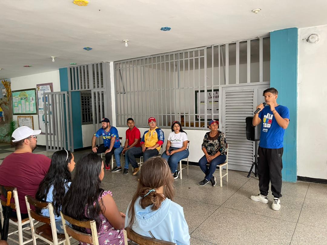 hugochavezteran's tweet photo. 22Abr || En el Estado La Guaira, Junto a mi hermano #MarioCastillo y el Equipo Político Estadal de la @JuventudPSUV también acompañamos las Asambleas por UBCH de las Parroquias Maiquetía y Macuto. ¡Éxito total! #JuventudVictoriosa✊🏽🇻🇪 @NicolasMaduro @Grecia_Jpsuv https://t.co/A85570QPjb