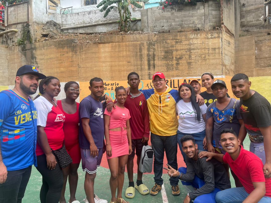 hugochavezteran's tweet photo. 22Abr || En el Estado La Guaira, Junto a mi hermano #MarioCastillo y el Equipo Político Estadal de la @JuventudPSUV también acompañamos las Asambleas por UBCH de las Parroquias Maiquetía y Macuto. ¡Éxito total! #JuventudVictoriosa✊🏽🇻🇪 @NicolasMaduro @Grecia_Jpsuv https://t.co/A85570QPjb