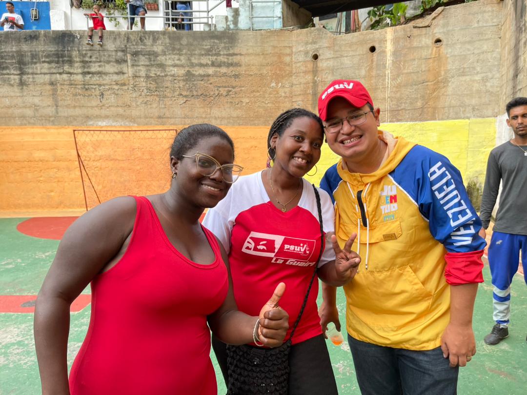hugochavezteran's tweet photo. 22Abr || En el Estado La Guaira, Junto a mi hermano #MarioCastillo y el Equipo Político Estadal de la @JuventudPSUV también acompañamos las Asambleas por UBCH de las Parroquias Maiquetía y Macuto. ¡Éxito total! #JuventudVictoriosa✊🏽🇻🇪 @NicolasMaduro @Grecia_Jpsuv https://t.co/A85570QPjb