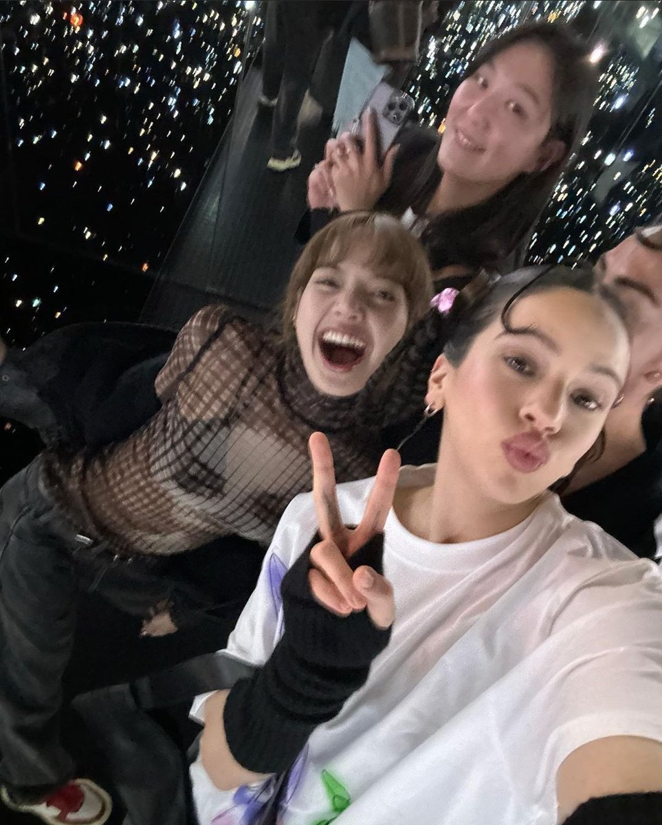 LISAHYLTIC4EVER's tweet photo. Yo aún no lo supero y ustedes?

BOSSPINK LISA COACHELLA
#LisachellaReturns https://t.co/wmdIhEPJUk