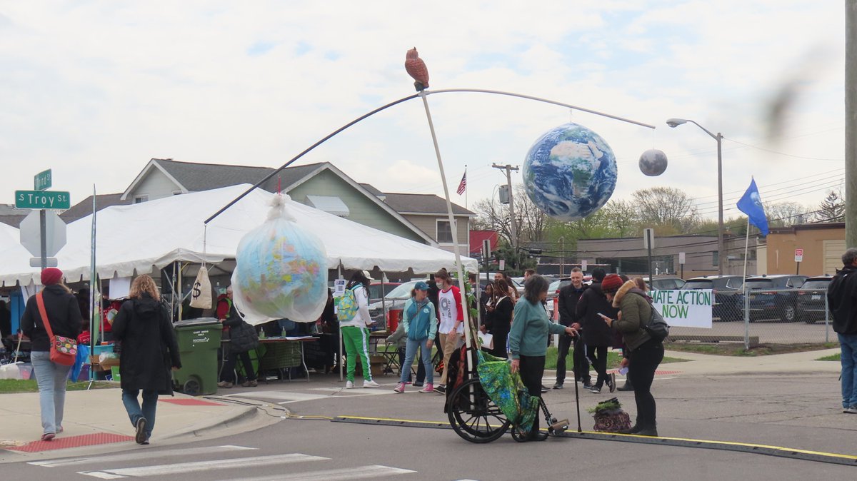 42_brt's tweet photo. If anyone needs pictures from @CountyTurn's Earth Day rally in Royal Oak today, I've just published a handful of mine under CC license on Wikimedia

https://t.co/OsLfLitTcz https://t.co/CXi989CbZj