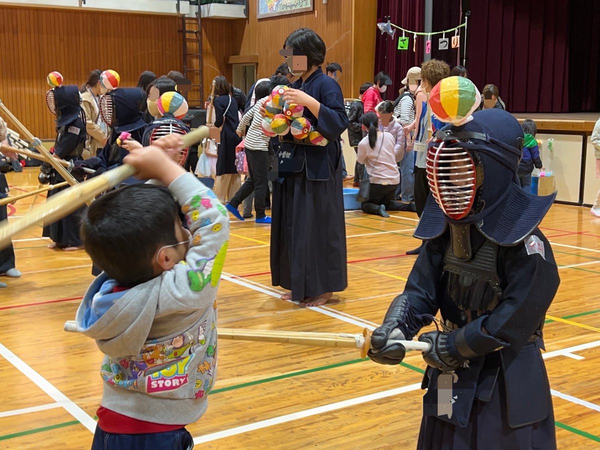 ozoneterauchi's tweet photo. 【ご来場ありがとうございました】
◆おかし・くじびき・剣道体験会◆
昨日は多くの方に遊びに来ていただき大盛況となりました！
5/12北条小・5/14小曽根小と続きますので次回も遊びに来てくださいね！
#豊中 #小曽根 #剣道 #無料 #習い事 https://t.co/utVd4Rjmrt