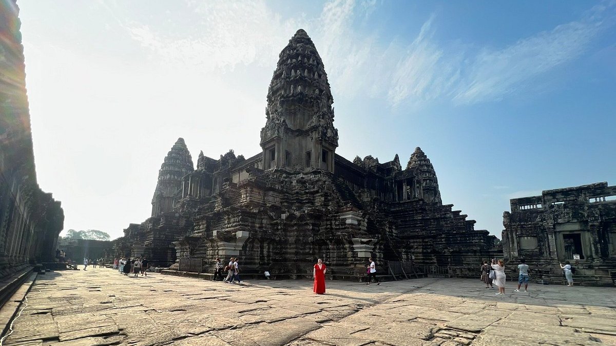 Discover the secret gems of the Angkor temples. 
#angkorwatsunrisejeeptour #templetour #kampongphluk #tonlesab #angkorwatsunrise #cambodiabesttour #sunset #siemreap #angkorwattemple #classicjeep #adventure #travel #offroad #nature #landscape #view #jeep #preweddingjeep #siemreap
