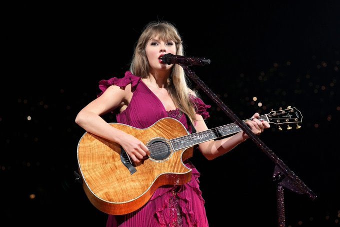 tswifterastour's tweet image. 🚨| Taylor Swift performs “A Place In This World” from “Taylor Swift (Debut)” as the first surprise song for Day 2 of ‘The Eras Tour’ in Houston, Texas!
#TSTheErasTour   #HoustonTSTheErasTour