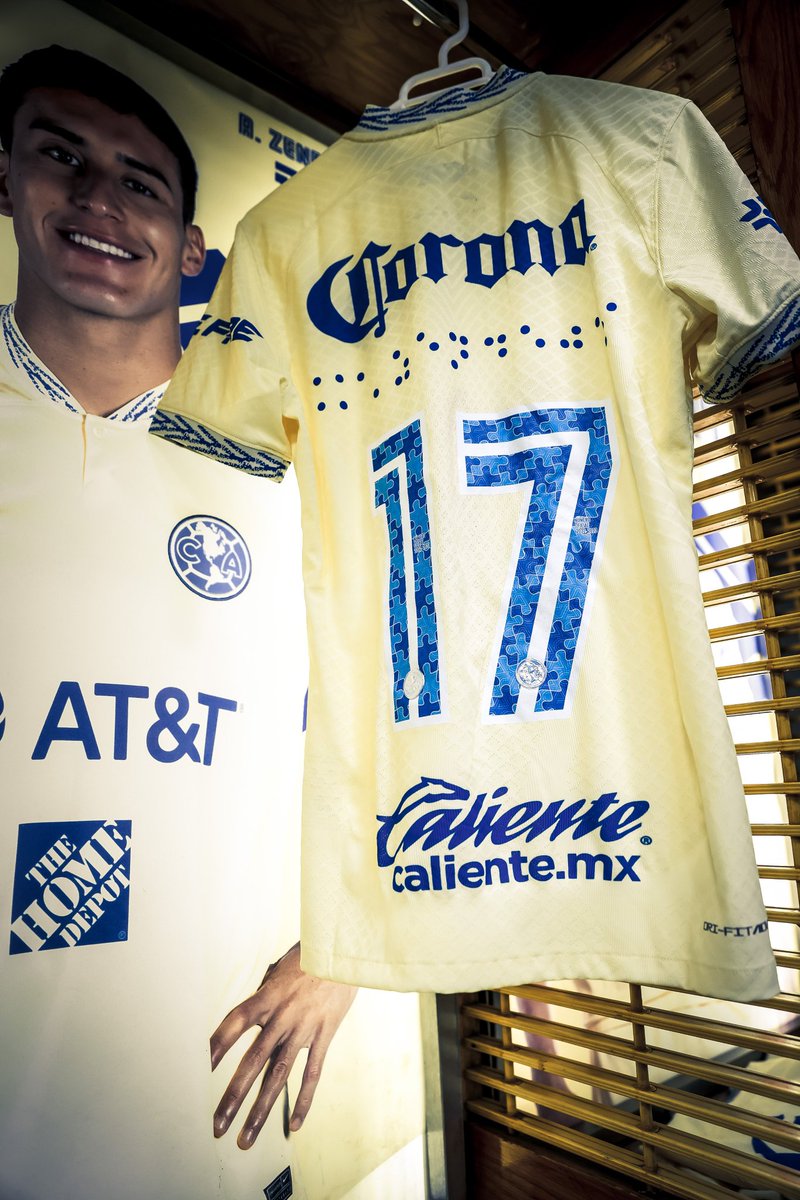 AmericaCF_GO's tweet photo. Derriban a nuestro héroe y habrá tiro libre a favor de @ClubAmerica https://t.co/8dHCtiLfA0