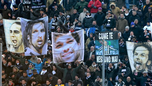 [2010] 🇮🇹 Bandeiras da torcida da Juventus para os jogadores