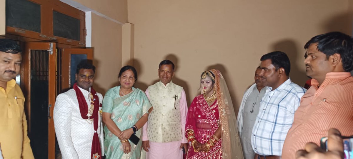 geetashakyaUP's tweet photo. कल बिधूना में मेरे निजी सचिव कनकेश् शाक्य  के वैवाहिक कार्यक्रम में रहना हुआ,

ईश्वर से प्रार्थना है कि आपके जीवन मे सदैव सुख और समृद्धि बनी रहे🙏 https://t.co/XYyOMYhck9