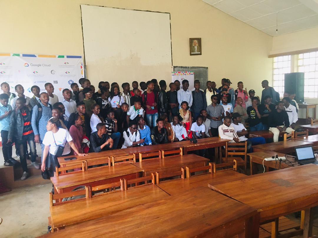BahigaTacite's tweet image. C'était un réel plaisir de participer et partager le peu de connaissances que l'on a avec la grande communauté @GdscIspBkv 💪🏾.
Community first 🥇 @Geektutor #gdsc #solutionChallenge #tech #coding