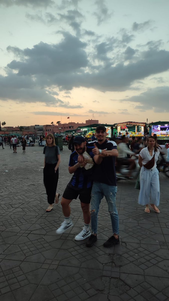 Quién nos quita a las dos mujeres de atrás?