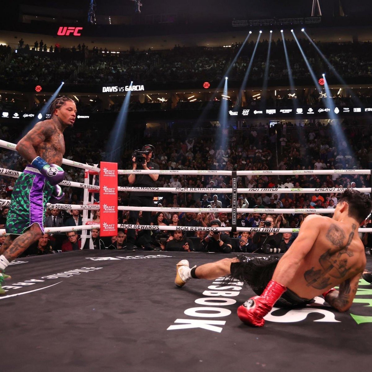 ¡SINTIÓ LA POTENCIA DEL TANQUE! 🥊🇺🇲

Gervonta derribando a Ryan García 

LA POSTAL