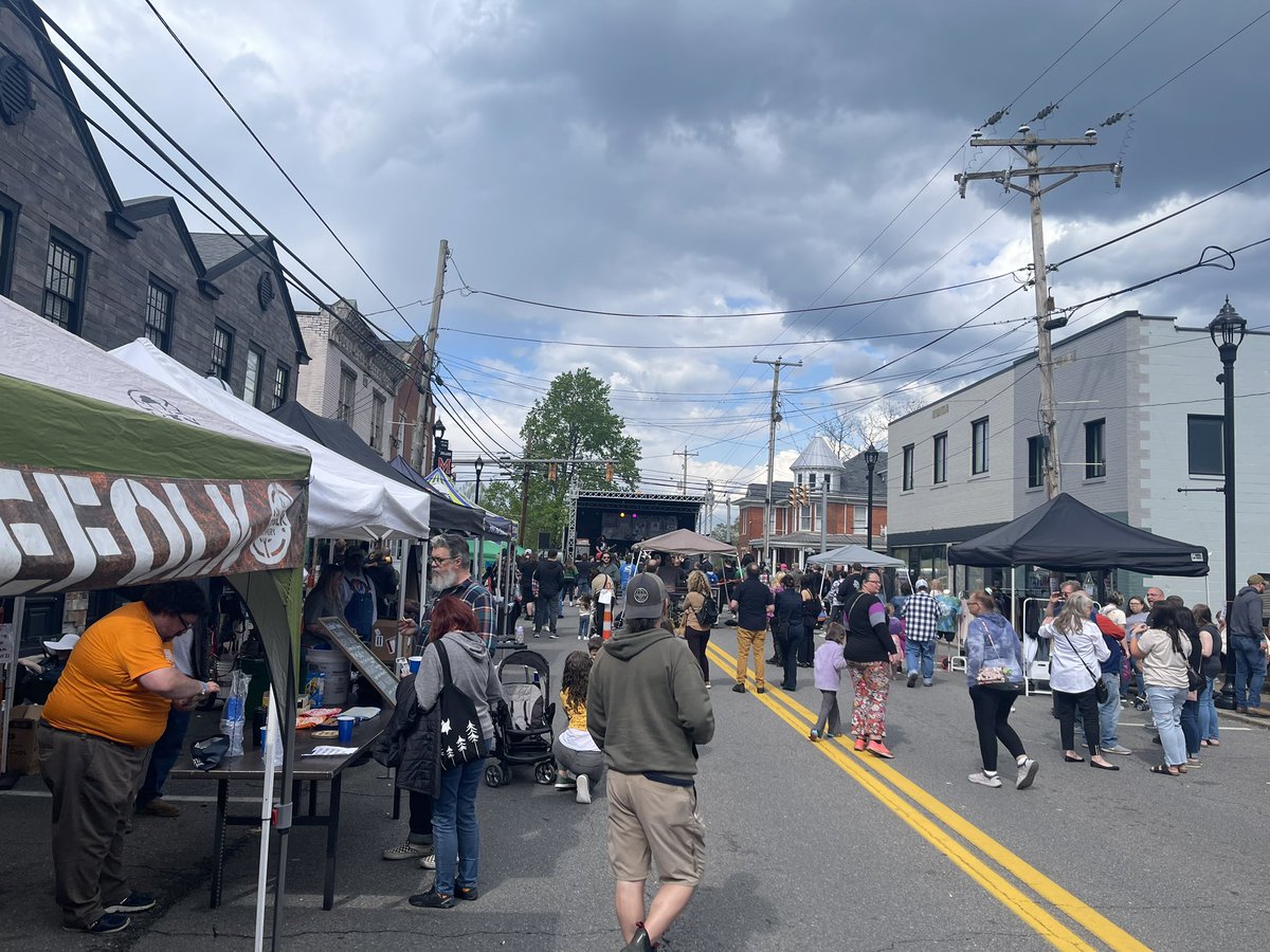 DanielRay3896's tweet photo. Hit the streets of downtime Barboursville to get the word out about our new trade in promotion! What better place than the Orbit’s Record Store block party!? @404girl @DaleB1 @SharonakaE #MASBestDeals #MASMakeitMatter #DawgPound #GoalMiners #HMall https://t.co/Cjd5zXKPPm