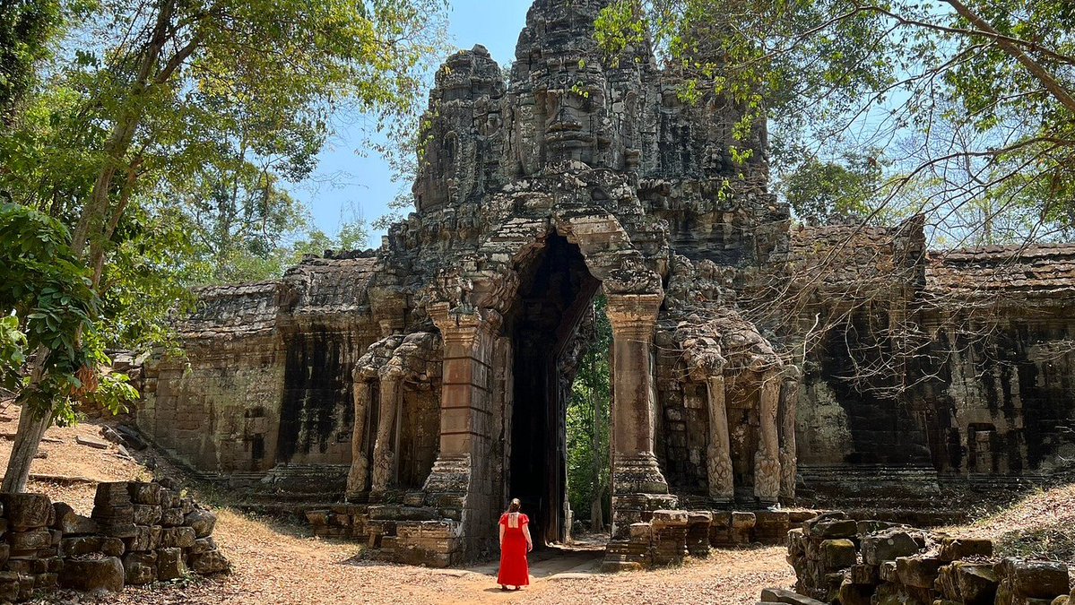 Siem Reap Cambodia Temple. 
--------------------------
#angkorwatsunrisejeeptour #templetour #kampongphluk #tonlesab #angkorwatsunrise #cambodiabesttour #sunset #siemreap #angkorwattemple #classicjeep #adventure #travel #offroad #nature #landscape #view #jeep #adventureandnature