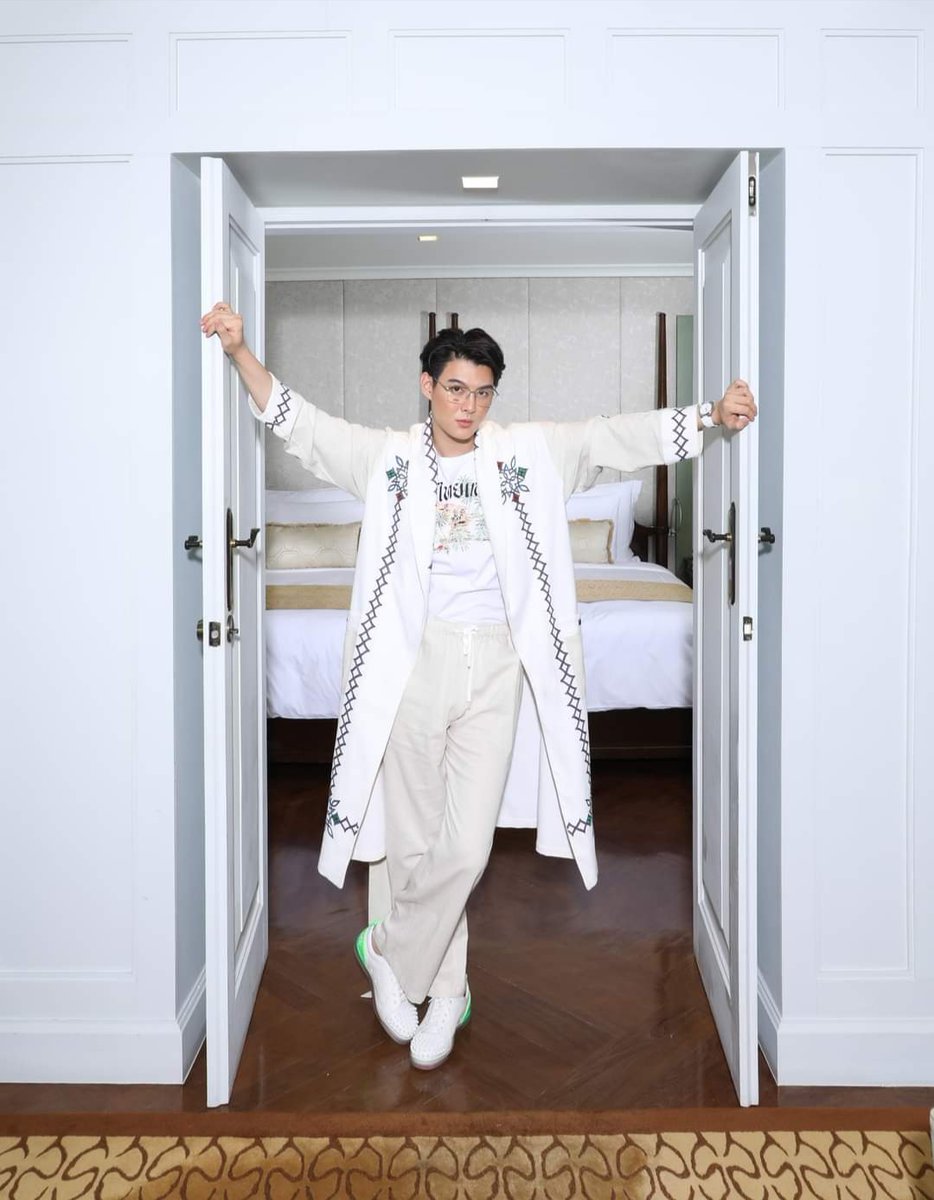 Saint x The Explorer Suite
เซ้นต์ ศุภพงษ์ ถ่ายรูปกับ SURROUND ที่ห้อง The Explorer Suite โรงแรม อนันตรา สยาม ชุด ISSUE นาฬิกา TISSOT แว่นตา FENDI
FB:surround 26 รูป

Plz ❤💬🔄 
🔗m.facebook.com/story.php?stor…
#Saint_sup #MingEr #anantarasiambangkok #issuethailand #Tissot #surroundtrip