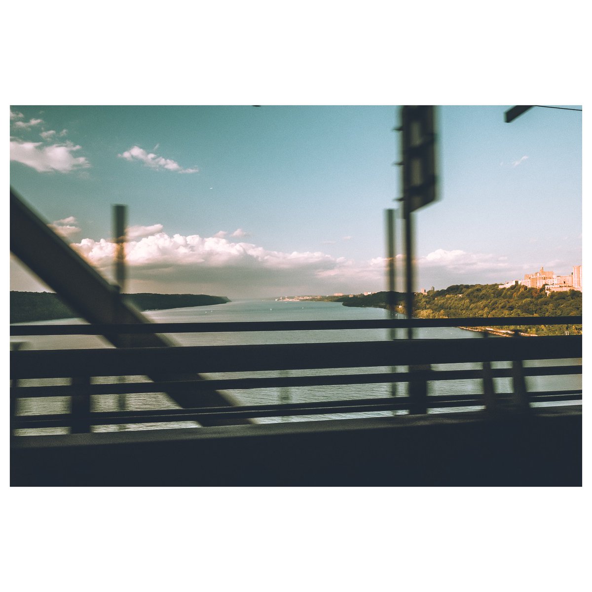 mattfieldsphoto's tweet photo. Moving car photos
📍 Hudson River, New York
📷 X-T3 + XF16mm f/1.4
 
#roadtrip
#newyorkcity
#fujifilm
#mirrorless
#filmsimulation
#fujilove

#xt3
#xf16mmf14
#fujinon 
#16mm
https://t.co/hUhxelRrUn https://t.co/9NYVpnGUwo