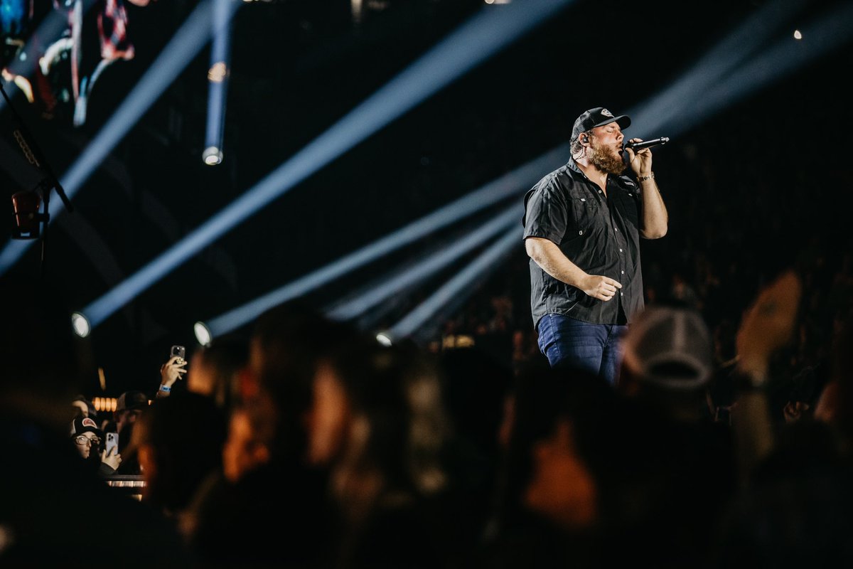 fordfield's tweet photo. Thank you to our record-setting end stage concert crowd of 52,783 for @lukecombs tonight! https://t.co/7sj0YXA1ig