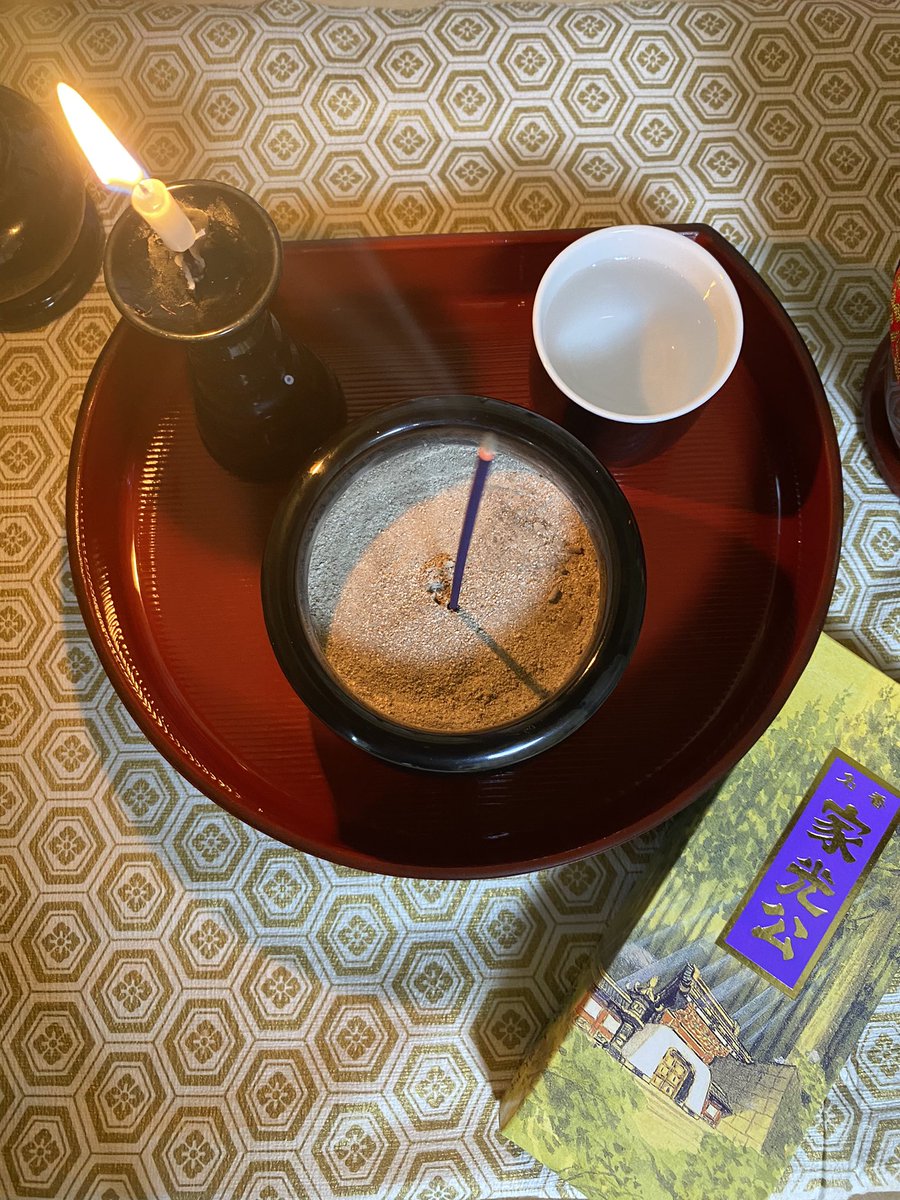 takieisuzu's tweet photo. お仏壇がなくても祈りのスペースを作れば良いと思うのよ。
綺麗な布とか、紙に、お盆！
お線香と、ロウソクとお水。
まずはお札やお守り（それか遺影）の前にこれだけ並べてみて！
このロウソクはダイソーの5分ロウソクだよ！ https://t.co/43etgT56Wp