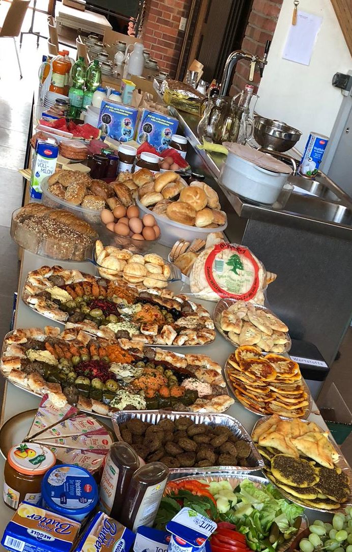 LeichlingenH's tweet photo. Am 22. April 2023 fand ein erfolgreiches Internationales Frühstück in Leichlingen statt. Nach monatelanger Planung und Organisation durch das Veranstaltungsteam war es endlich soweit.
#Leichlingen #LeichlingenHilft #Frühstück #Integration

https://t.co/zGn7w7aKui https://t.co/HFFg0RFczM