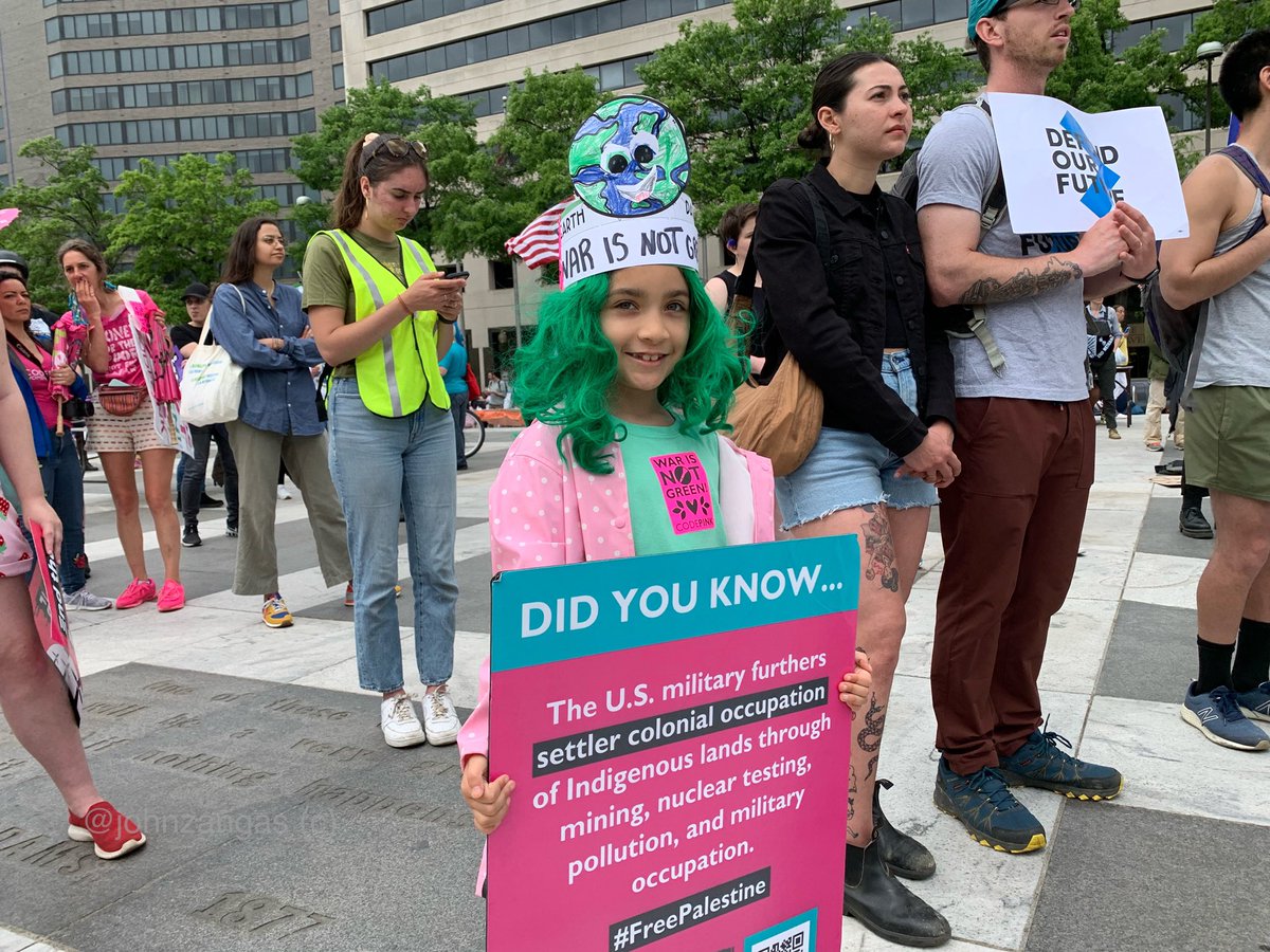 Over 40 green groups rallied on Earth Day in Washington DC. They warned the Fossil Energy Companies and the Politicians supporting them: ignoring the climate emergency will come at great peril to everyone. @HarrietsDreams @xr_dc_ youtu.be/CAeYi277aJM