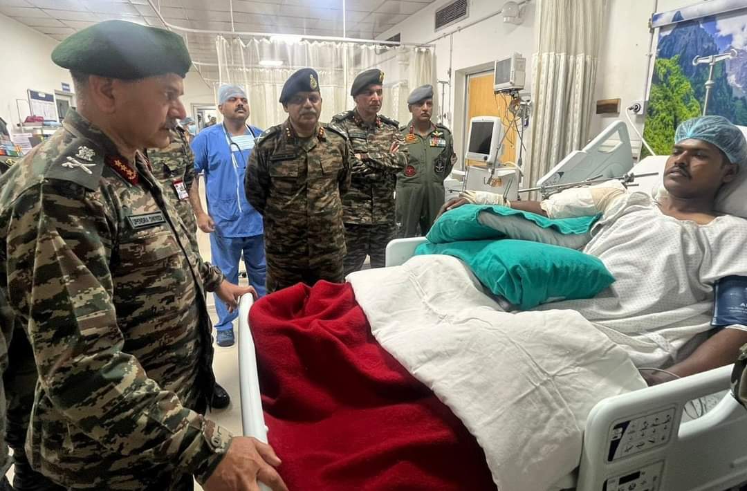 GroundRealityN1's tweet photo. #Ground_Reality_News..
#LtGenUpendraDwivedi  #ArmyCdrNC interacted with the survivor of the 20 Apr 23 #Poonch incident at Command Hospital #Udhampur and assured that necessary action is underway https://t.co/pzc0oGfEDR