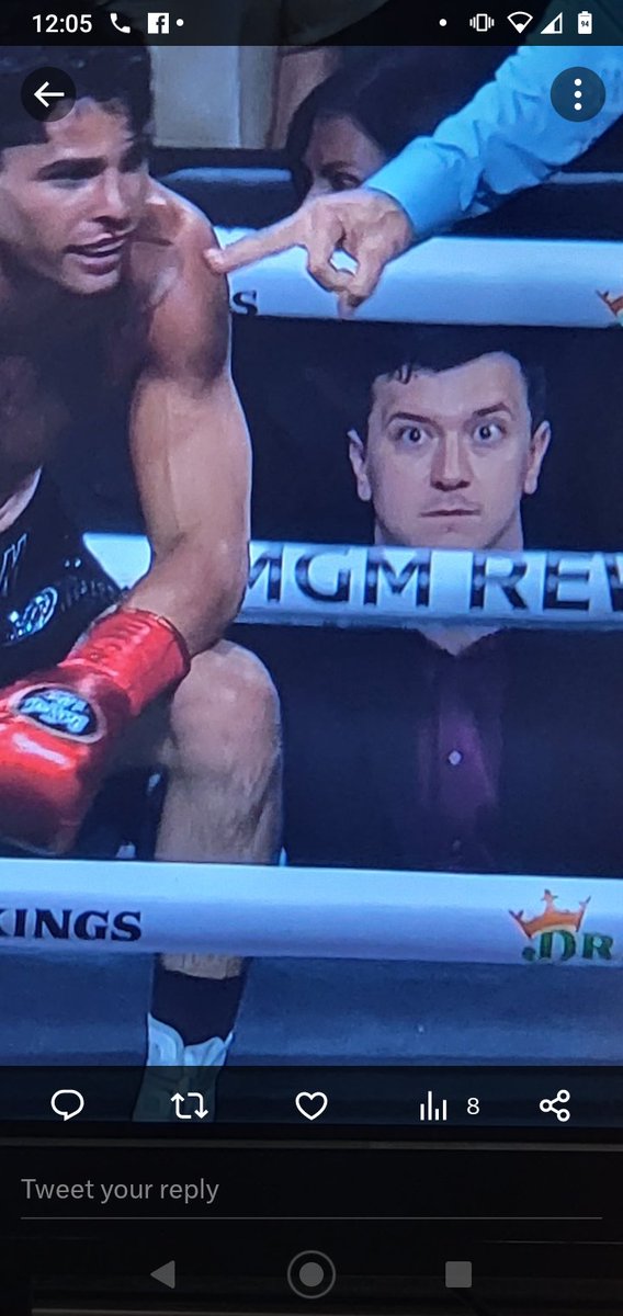 AmunRaLike's tweet photo. @ShowtimeBoxing @Gervontaa Buddy looking like he just lost it all 😭🤣 https://t.co/qrWwU4e7F3
