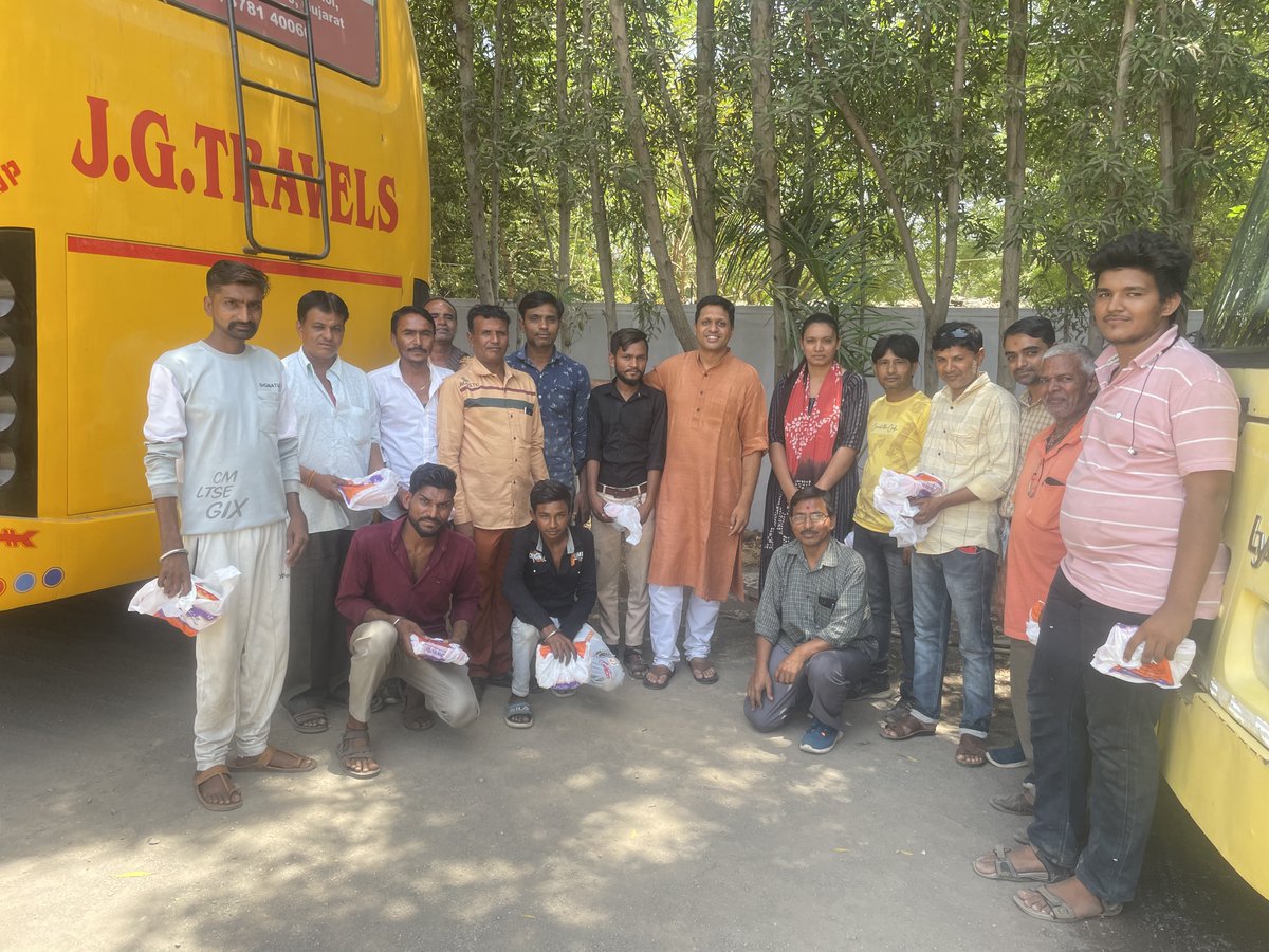 AmritVidTweets's tweet photo. Grateful to our Transport service partner for a safe, secure and happy journey for our little ones. 

On the last day of the School, our Managing Trustee personally met this team to express the same ❤️ https://t.co/23l5lszKiH