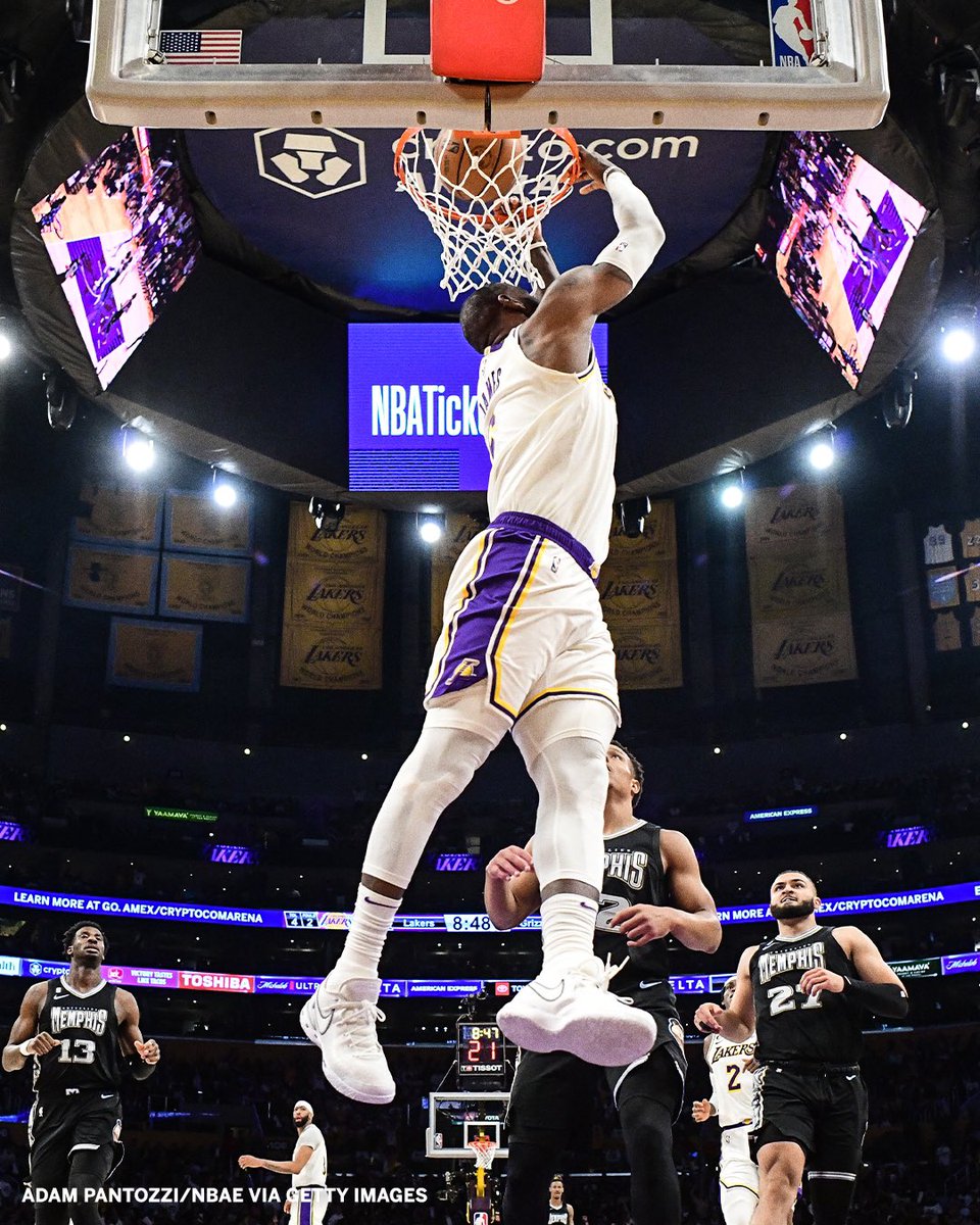 Thierdinhoo's tweet photo. The greatest there is. The greatest there was. The greatest there ever will be.
LeBron James 🐐❤️ https://t.co/z58sesQXLe