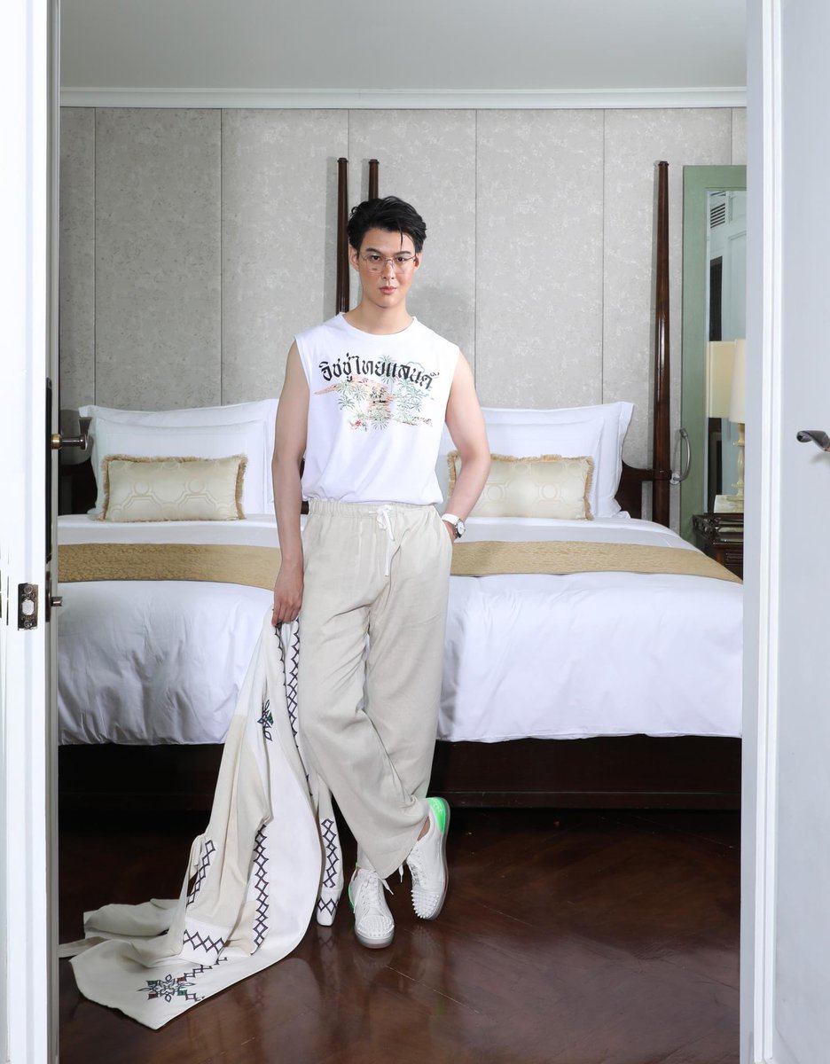 Saint x The Explorer Suite
เซ้นต์ ศุภพงษ์ ถ่ายรูปกับ SURROUND ที่ห้อง The Explorer Suite โรงแรม อนันตรา สยาม ชุด ISSUE นาฬิกา TISSOT แว่นตา FENDI
FB:surround 26 รูป

Plz❤💬🔄 
🔗 facebook.com/10120585488601…
#Saint_sup #MingEr #anantarasiambangkok #issuethailand #Tissot #surroundtrip