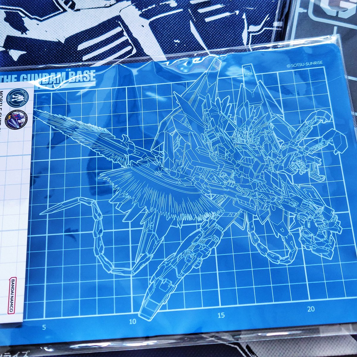 ゆんv2 on Twitter: "ガンダムベースのガンプラポイントを新景品と交換。金のガンダムは揃ったので。。カッターマットは使うのを躊躇しそう😅"