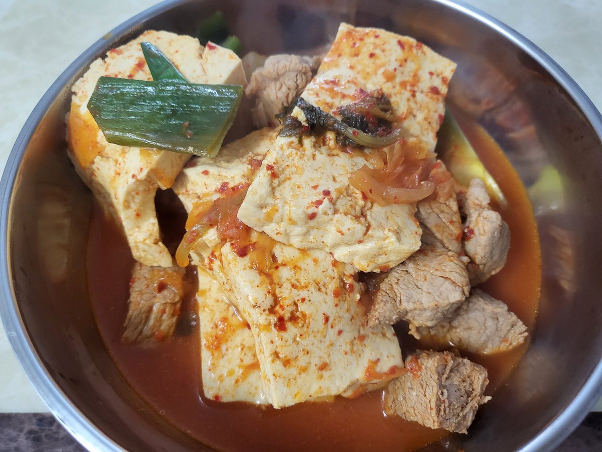songcom0's tweet photo. 김치찌개, 건더기 많이, 두부듬뿍, 사태1근 https://t.co/N3RDf8qbh9