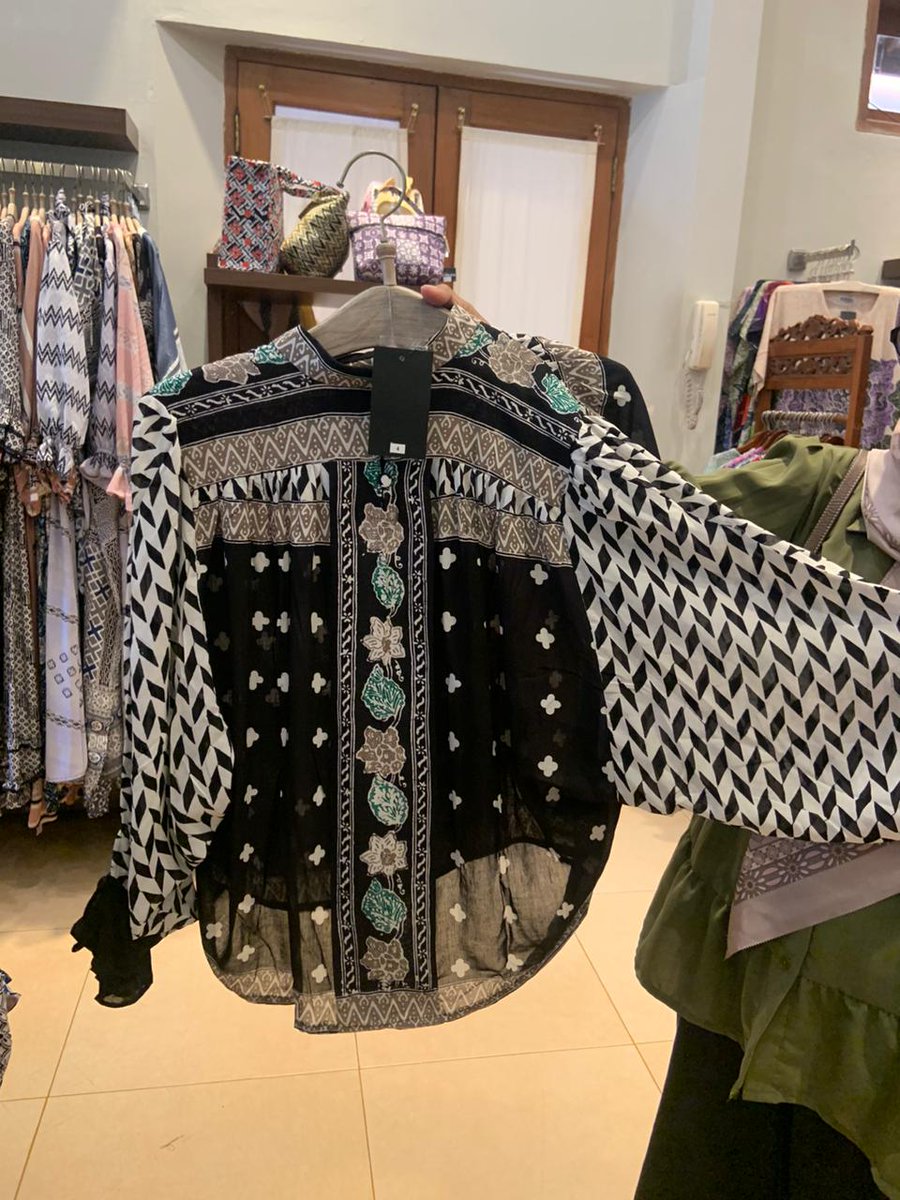 jacintha_box's tweet photo. Beli ga ya ... Beli enggak beli enggak... Ah better buy than regret later π dapet oleh2 lucu jg bwt ponakan2 yayang2nya anakkuh
#batikpekalongan
#mudik
#javachic https://t.co/xu8V6nJEs8