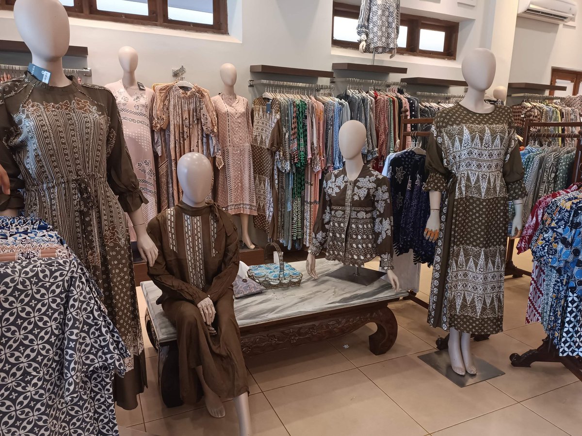 jacintha_box's tweet photo. Beli ga ya ... Beli enggak beli enggak... Ah better buy than regret later π dapet oleh2 lucu jg bwt ponakan2 yayang2nya anakkuh
#batikpekalongan
#mudik
#javachic https://t.co/xu8V6nJEs8