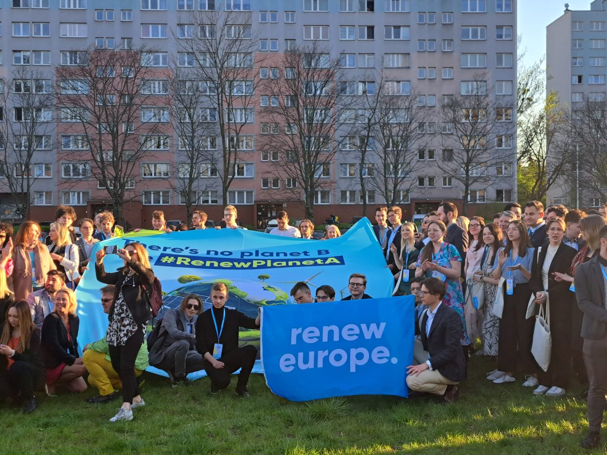 Świętowaliśmy Dzień Ziemi we Wrocławiu. Wspaniała energia młodych ludzi, którzy wiedzą, że o nasz planetę trzeba zadbać nie od jutra, ale już teraz, nim będzie za późno.  
#YouthSummit 
#Europe2050
#RenewEurope