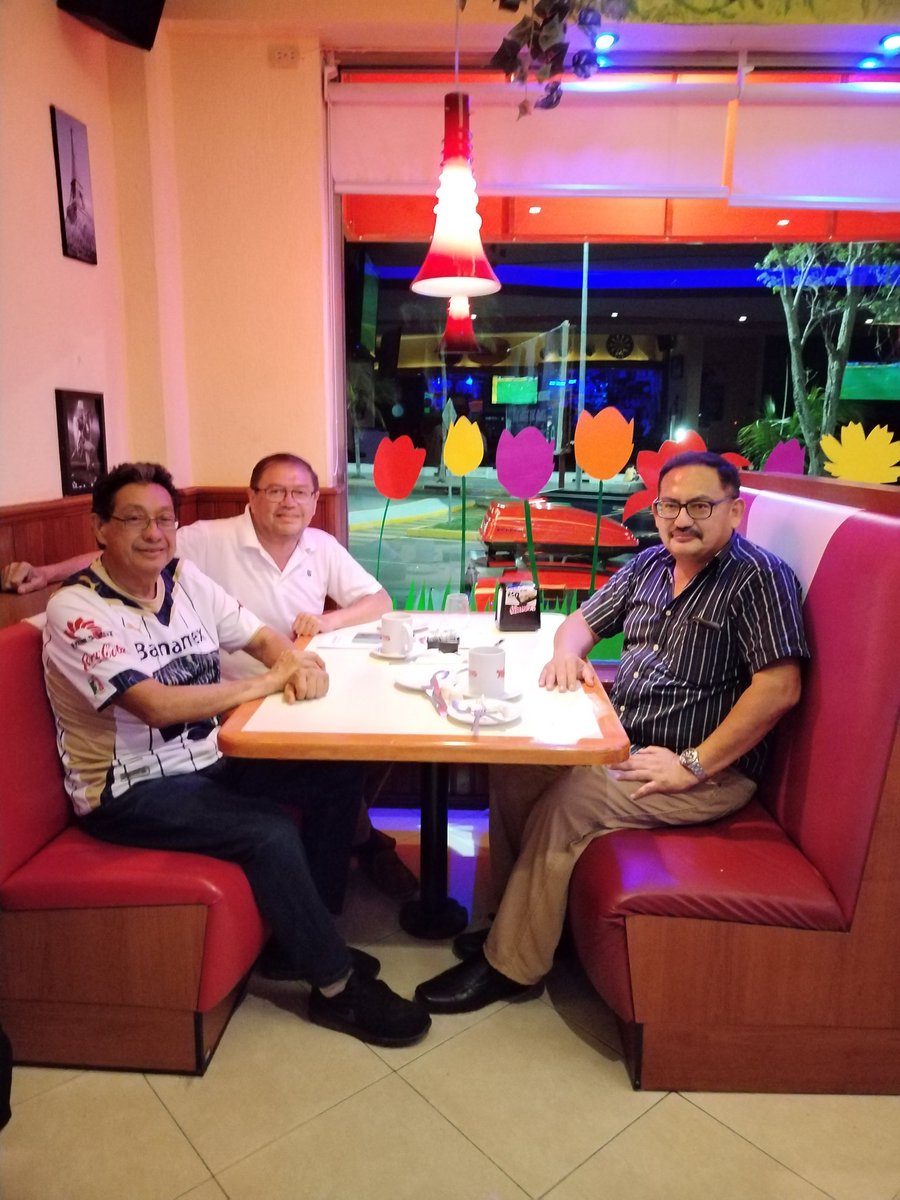 #Chetumal Disfrutando la vista y el ambiente nocturno del primer #BarrioMágico de México con mis colegas y amigos <a href="/mapachestec/">@MAPACHESTec</a>   <a href="/fermin_carrillo/">Fermín Carrillo</a> <a href="/chetubien/">Comunidad Chetubien</a> y Benito Miguel Polanco Herrera <a href="/chetubuenisimo/">Chetubuenisimo</a> recordando nuestro paso por la primera #IES en #QuintanaRoo el @it_chetumal