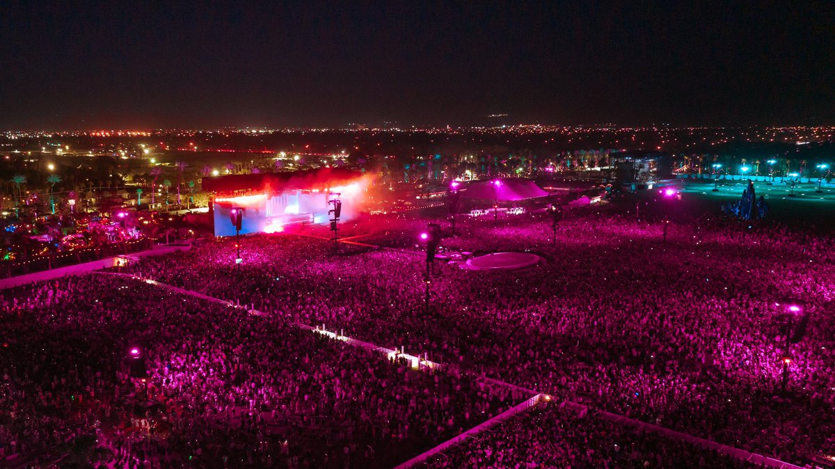 timlovepinks's tweet photo. THE CROWD IS ALREADY SO HYPED UP🔥

PINKCHELLA IN YOUR AREA
#BLACKPINKxCoachella #PINKCHELLA https://t.co/O7h2L5U9um