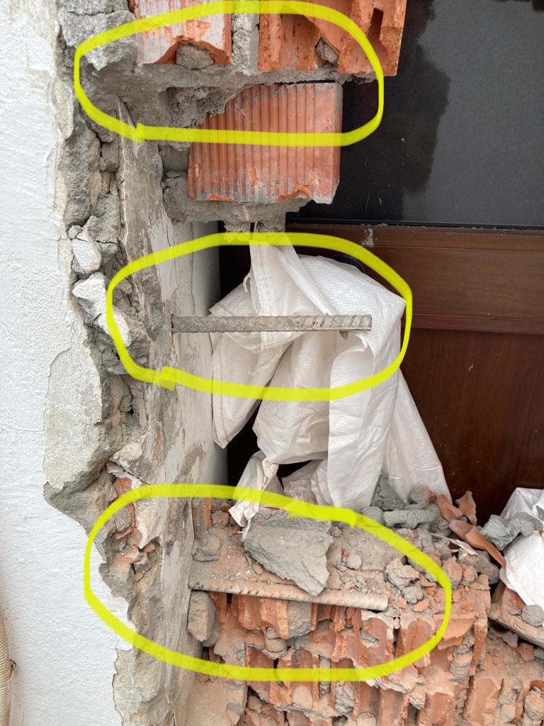 chariferru's tweet photo. La primera fotos del hizo con su licencia de obra (anterior propietario ) lo cuestionable es con la inquina y mala leche que lo hizo(hierro puro )  segunda de las fotos por mis cojones vecino y concejal . A ver si le echa los mismos COJONES al que le dijo TODO ESTO ES TUYO. https://t.co/SkuYBcXTiV