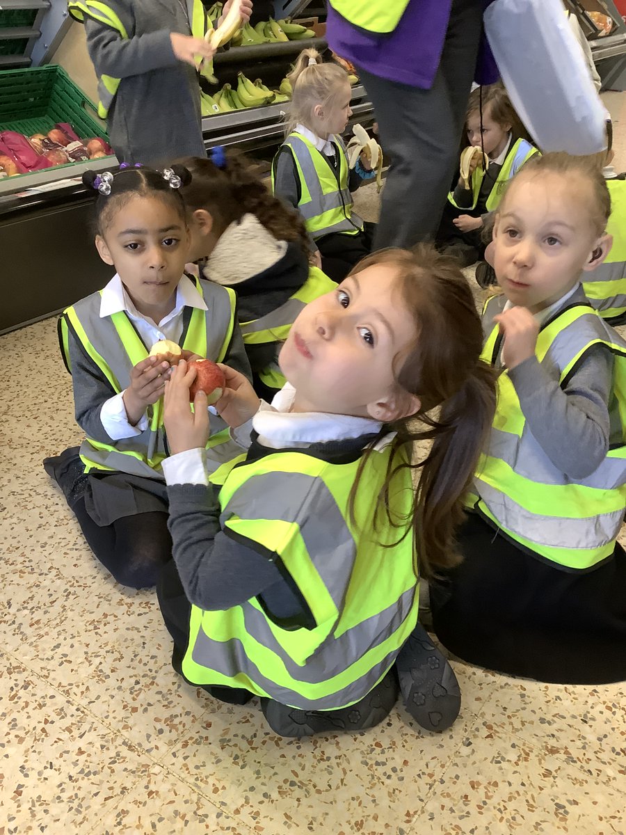 Oak class had a brilliant time at Co-op to launch our new topic on 'Healthy Me'. They learned about where lots of fruit and vegetables come from, and different types of food. @VenturersTrust #EYFS #Culturalcapital #experiences