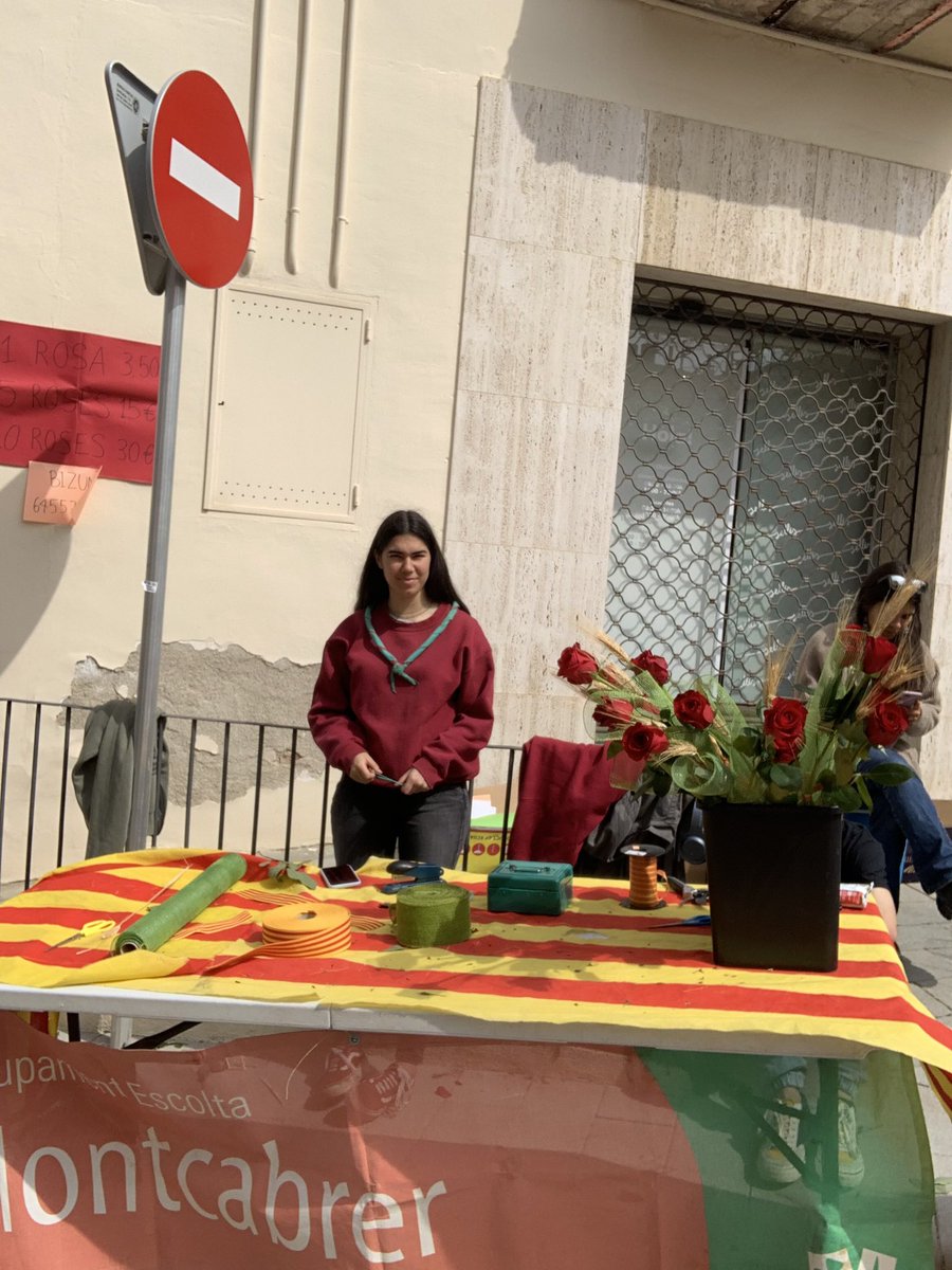 AE_Montcabrer's tweet photo. El Montcabrer estem ja venent roses a la nostra parada! Vine a buscar la teva davant de l’Ajuntament

Sempre a Punt! 💚❤️🌹🌹 https://t.co/o8jVrCQ6Ex