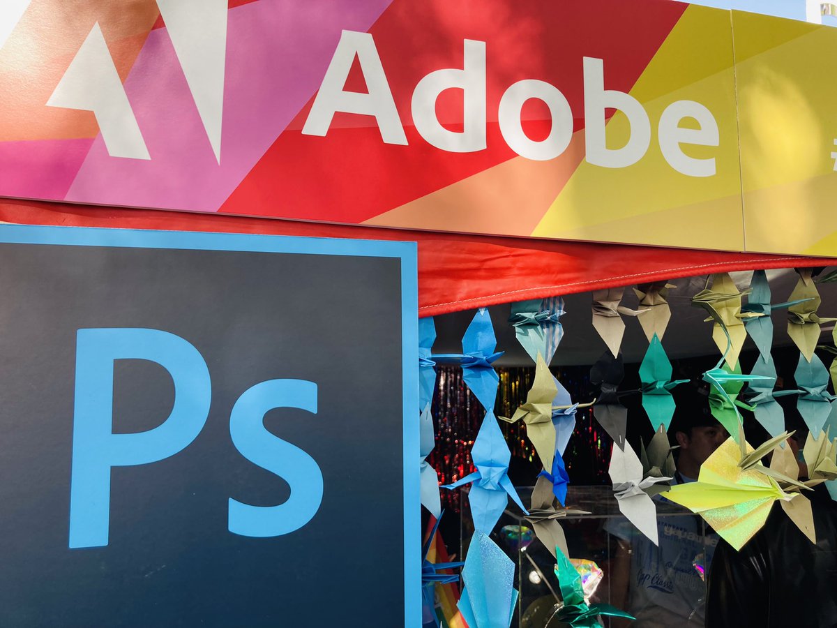 milnii_san's tweet image. 友人のオリガミ世界チャンピオンがAdobeに転職して、イベントブースをやってるから顔出したら人がたくさんいてビックリびっくり😳

折り紙で演出をするってのは想像以上にクリエイティブだった。Origamiは江戸から続く日本文化ですって。
@hirokano123 
#CreativityForAll #TRP2023