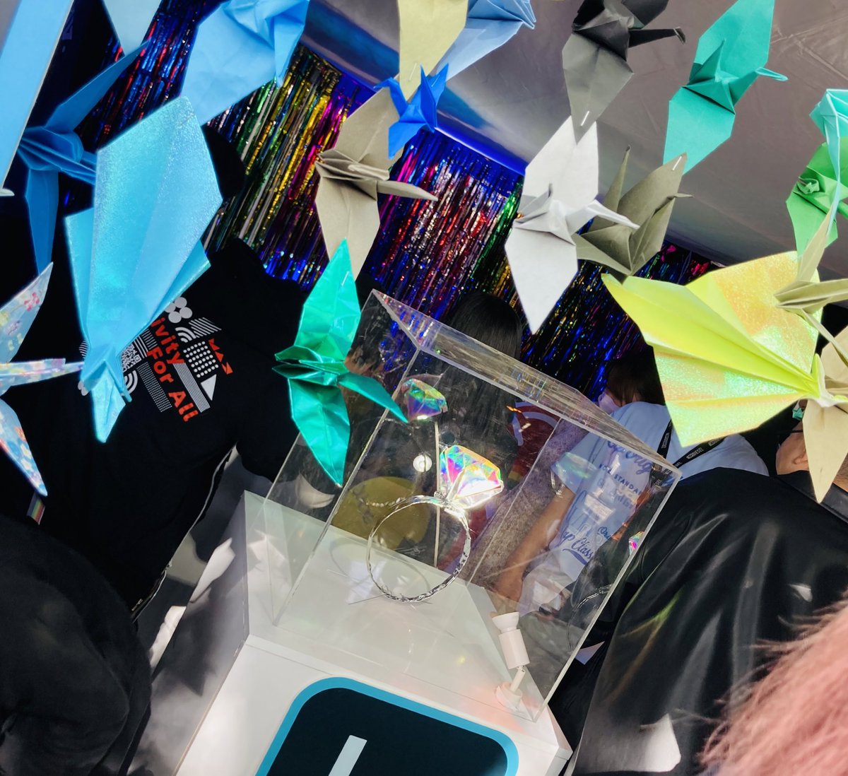 milnii_san's tweet image. 友人のオリガミ世界チャンピオンがAdobeに転職して、イベントブースをやってるから顔出したら人がたくさんいてビックリびっくり😳

折り紙で演出をするってのは想像以上にクリエイティブだった。Origamiは江戸から続く日本文化ですって。
@hirokano123 
#CreativityForAll #TRP2023