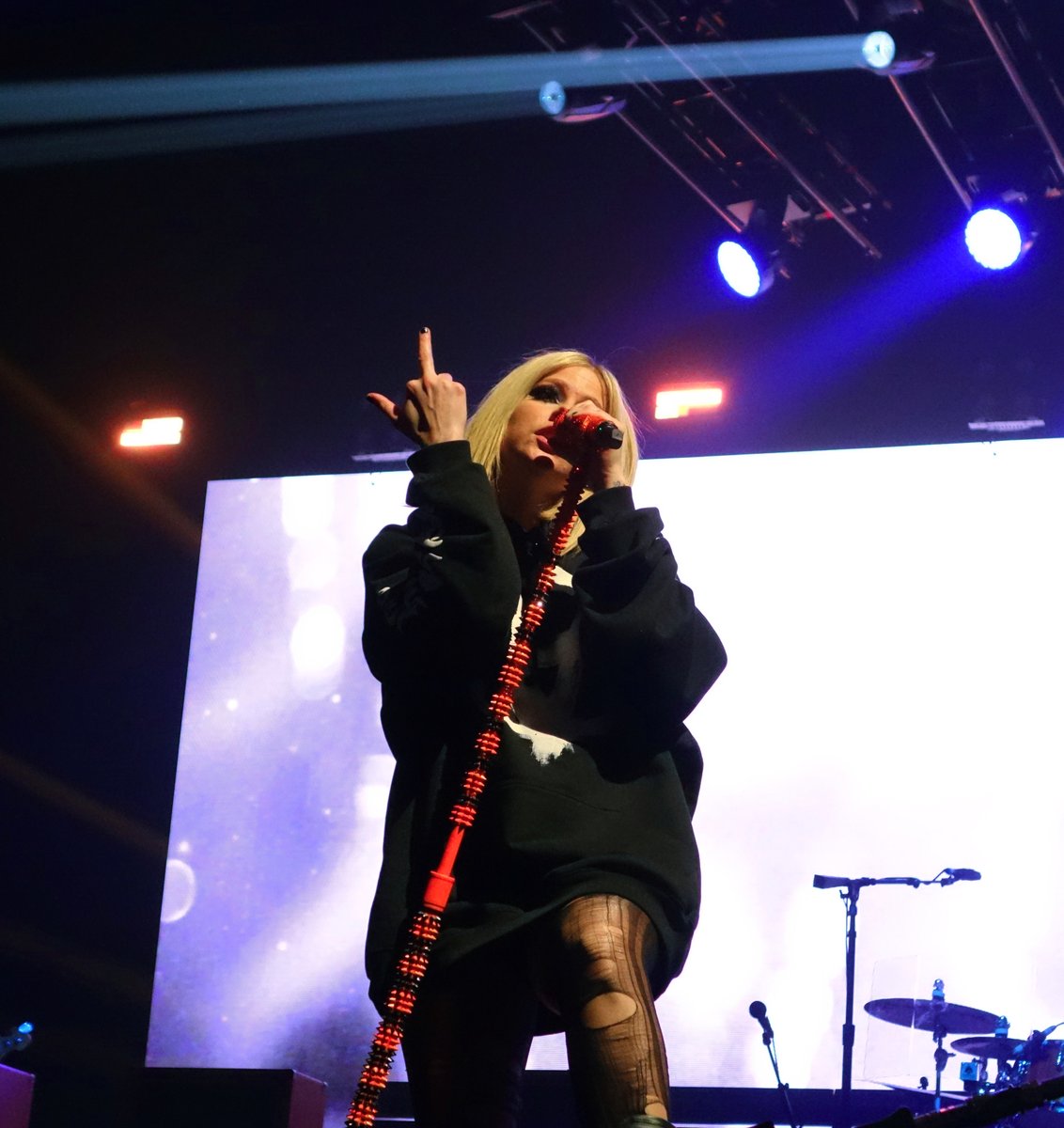 thiswildheart13's tweet photo. Pt. 1: Pictures are up from the @AvrilLavigne concert in Munich. Saw my queen from the front row and my mind is still blown 🤯 Can't believe I got to experience the best concert ever 🤘😍 Shoutout to my Sony RX100 for capturing these amazing pics 📸 #QueenAvril #LoveSuxTour https://t.co/jBG1lK9c32