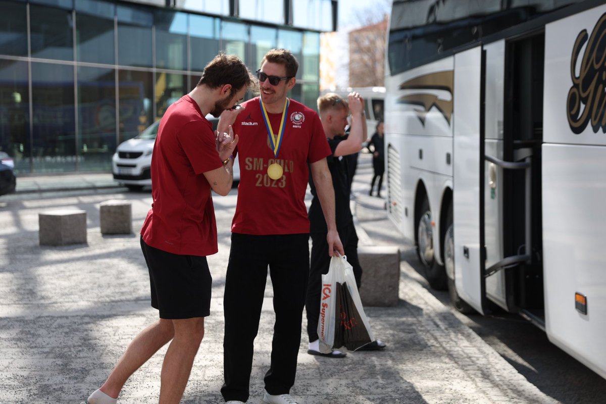 StorvretaIBK's tweet photo. Dags att rulla hemmåt🦅🔥🏆
#viärvreta #SSLse #SSLslutspel #innebandy #ViÄlskarInnebandy https://t.co/yMwSSfxE32