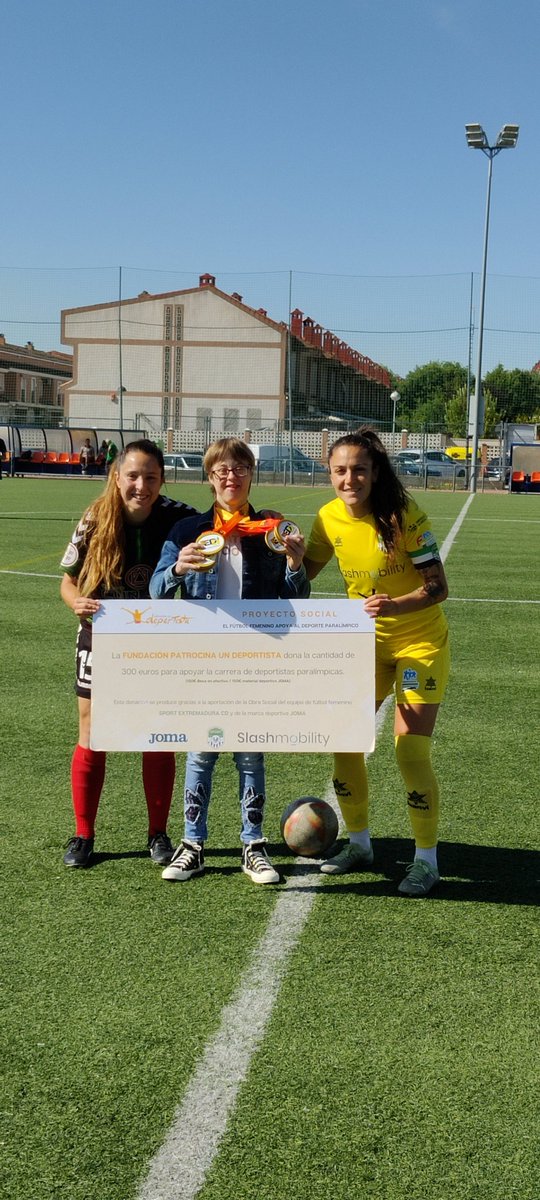 DinamoGOficial's tweet photo. Marta Martínez, recibe la beca por parte de @Patrocina1Depor como parte del proyecto "El fútbol femenino apoya al deporte paralímpico" y una camiseta firmada por todas nuestras jugadoras.
Grande Marta 💚🖤🖤 https://t.co/3ORS8c3oWg